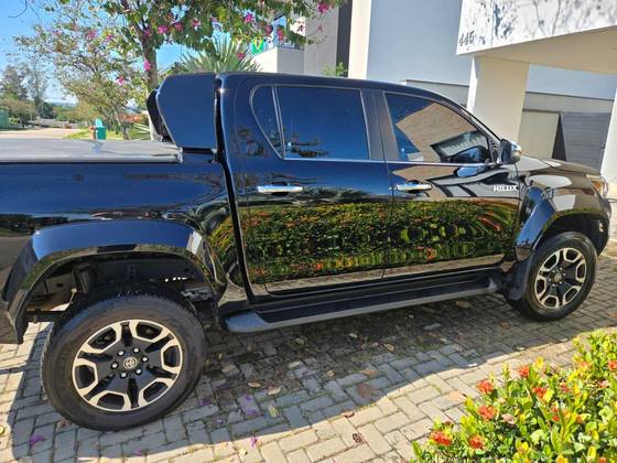 TOYOTA HILUX 2.8 D-4D TURBO DIESEL CD SRX 4X4 AUTOMÁTICO TOYOTA HILUX 2.8 D-4D TURBO DIESEL CD SRX 4X4 AUTOMÁTICO